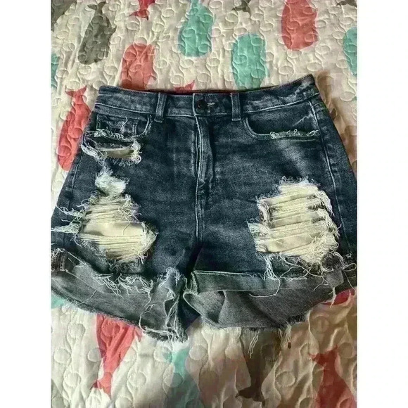 American Eagle super distressed stretch size 8 cuffed - Picture 1 of 3